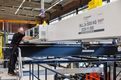 Hijsen op de halve millimeter, en dat in drie richtingen: Mennens Cleanroom Cranes lift mee op chipg