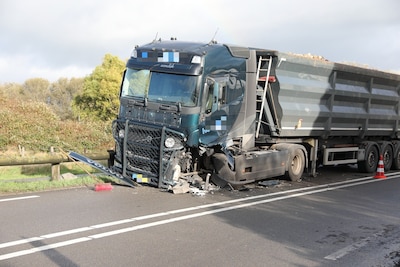 Vrachtwagen met suikerbieten zwaar beschadigd bij ongeluk op N640 in Oud Gastel