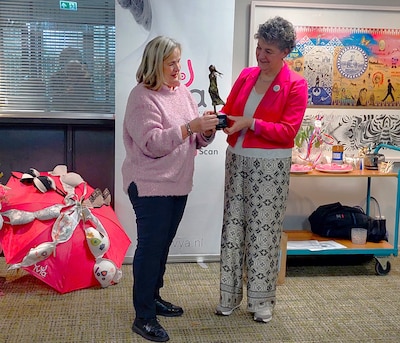 Paulette Kreté wint Vrouw in de Media Award voor inzet pijnloos borstkankeronderzoek