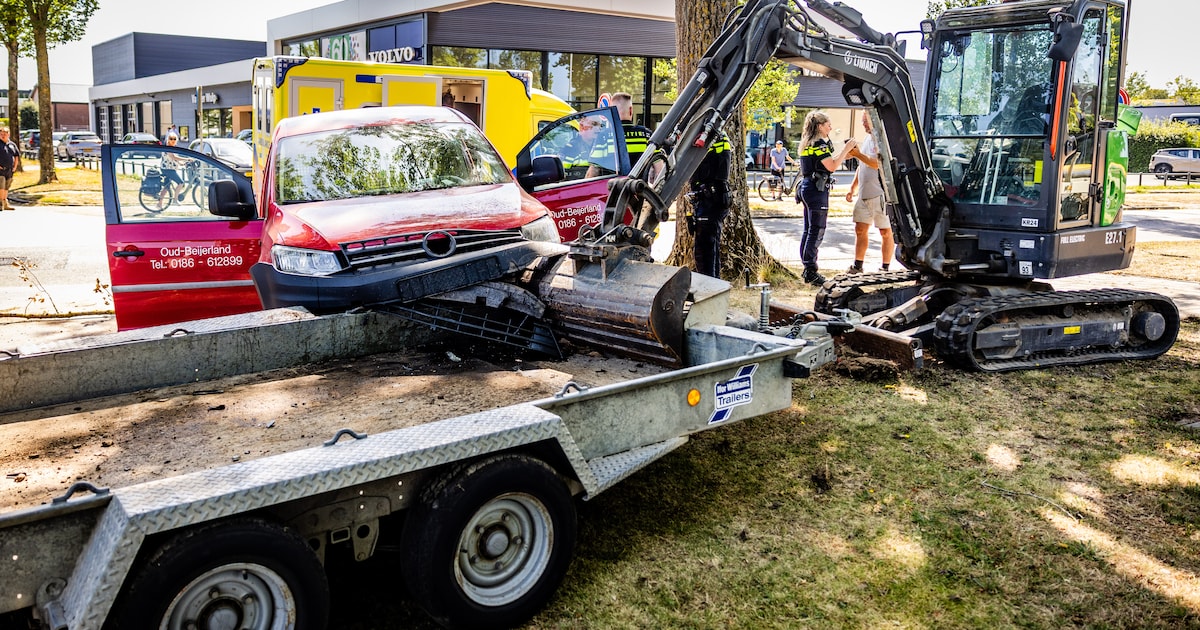 Auto botst tegen aanhangwagen op Albert Einsteinstraat in Oud-Beijerland