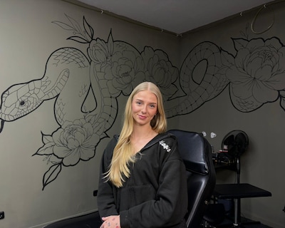 Isa (23) is tattooartiest: ‘Ik vroeg vrienden of ik op hun huid mocht oefenen’