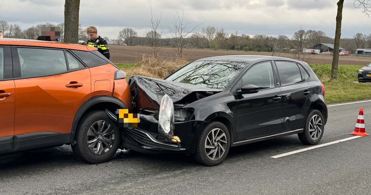 Automobilist botst achterop voorganger in Bakel; weg tijdelijk afgesloten