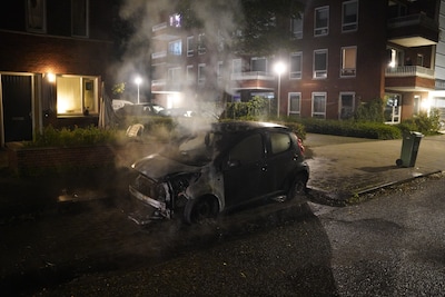 Auto brandt volledig uit in Zwolle, politie vermoedt brandstichting