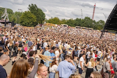 LIVE Lowlands | Dreunende bassen en languit in het zonnetje: ‘Dit is genieten’