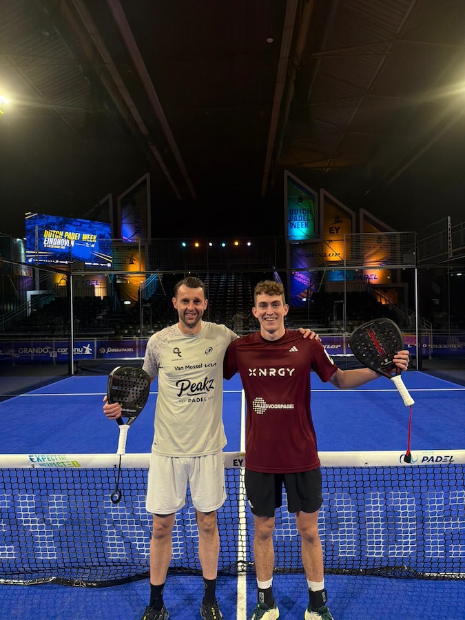 Bram uit Almelo met blauw oog naar NK padel, nadat teamgenoot hem vol ...