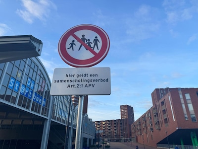 Borden geplaatst vanwege problemen in Meerhoven: ‘Ze piesen in de hal, blazen brievenbus­sen op en k