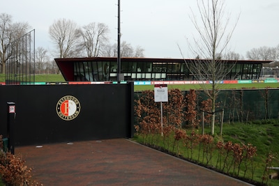 Tientallen Feyenoord-supporters wachten spelersbus op na nederlaag tegen PSV, maar die komt niet