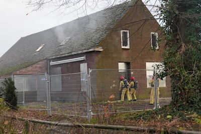 Brand breekt uit in slooppand in Helmond, politie denkt aan opzet door opengebroken raam