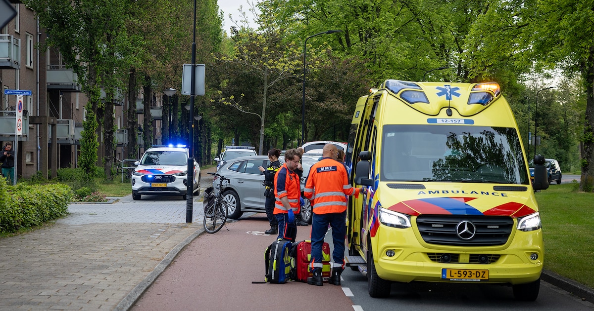 Fietser ernstig gewond op de Warande in Beverwijk, traumahelikopter geland