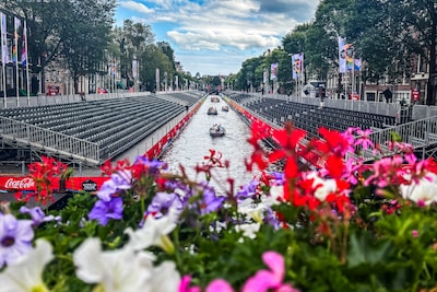 Premier Jetten bij Canal Parade in Amsterdam