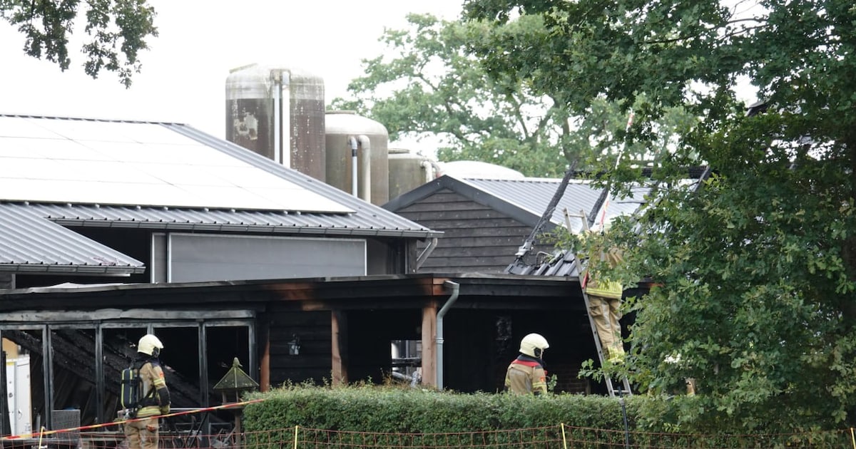 Brandweer urenlang bezig met nablussen van woningbrand in Diffelen