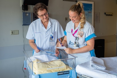 Margreet (56) hielp Evelien (30) ter wereld, nu zijn ze collega’s: ‘Geboortezorg is heel erg veranderd’