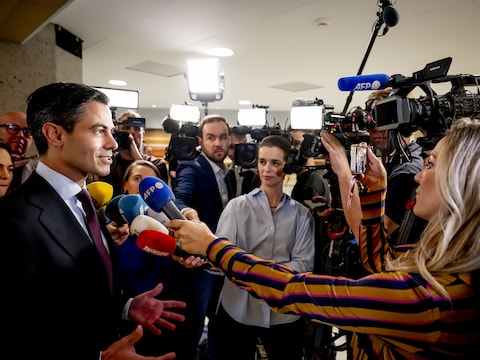 D66-leider Rob Jetten claimt in het Tweede Kamergebouw de verkiezingsoverwinning.