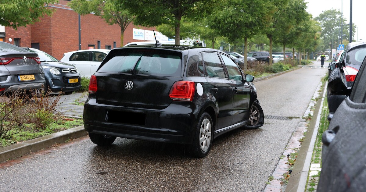 Lekke band na botsing tussen twee auto's in Delft