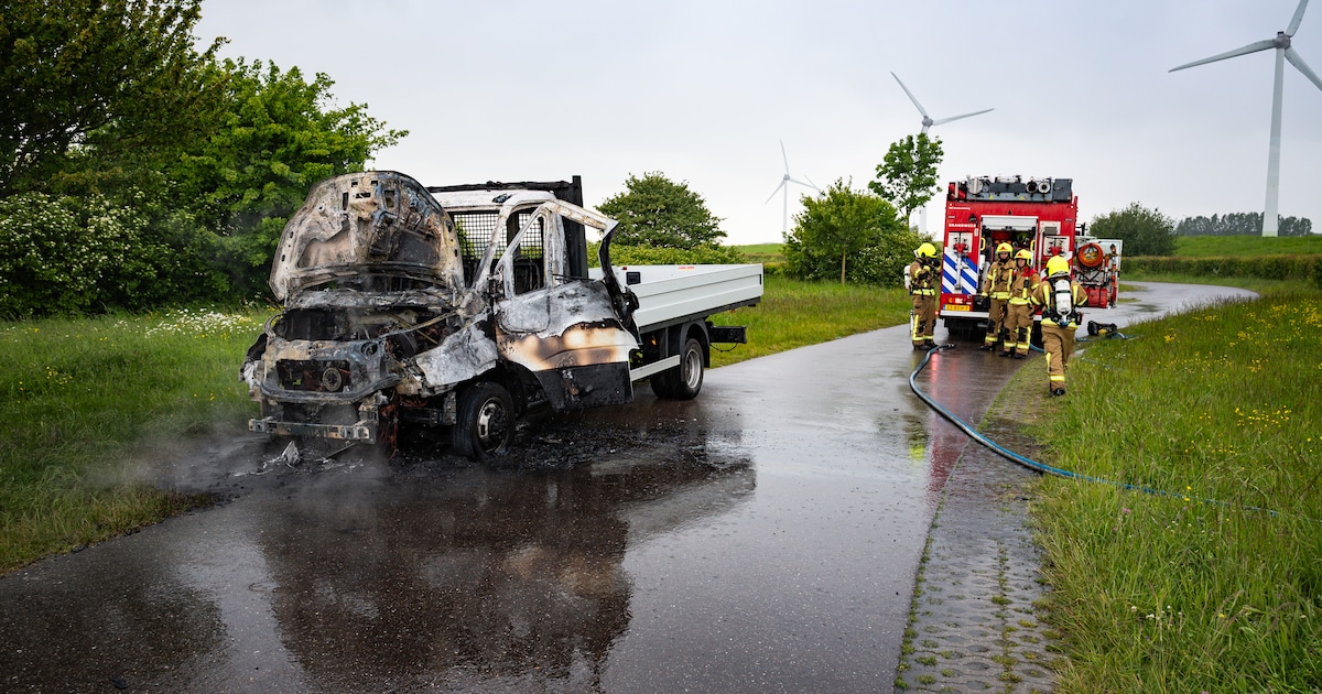 Bedrijfswagen uitgebrand op de Hogelandeseweg bij Spijkenisse