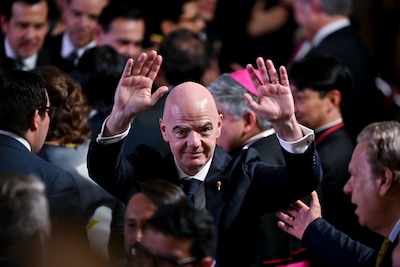 LIVE | Infantino niet welkom bij jeugdtoernooi, journalist confronteert FIFA-baas: ‘Waarom stap je niet op?’