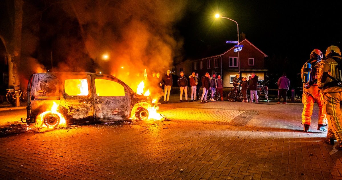 Tientallen jongeren steken bestelbus in brand in aanloop naar oud en nieuw in Smilde en zingen bij a
