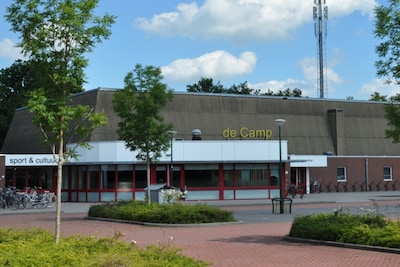 Woudenberg onderzoekt tijdelijke noodopvang voor 90 vluchtelingen in zomervakantie in sporthal De Ca