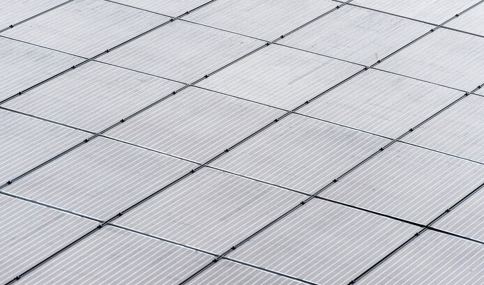 Foto ter illustratie. Zonnepanelen op een dak.