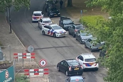 Politie komt massaal af op vechtpartij in Apeldoorn en doorzoekt auto