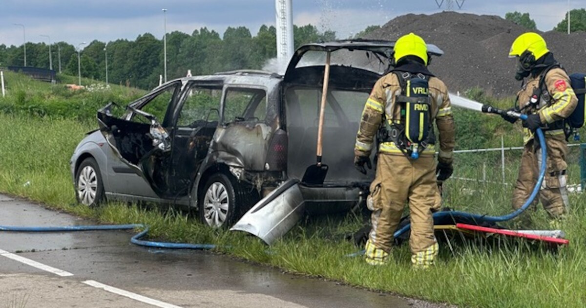 Rijdende auto vat vlam op N296 bij Susteren, inzittenden ongedeerd