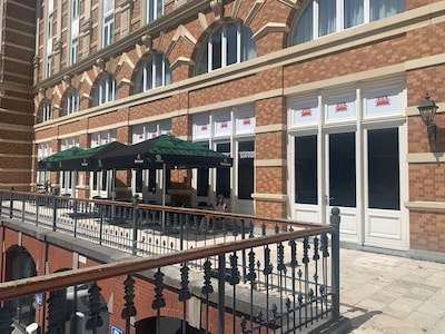 In dit nieuwe restaurant op Scheveningen eet je zeedieren uit een zak