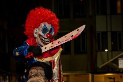 Halloween onder vuur door gebruik nepwapens: ‘Iemand met echt mes kan in de massa opgaan’