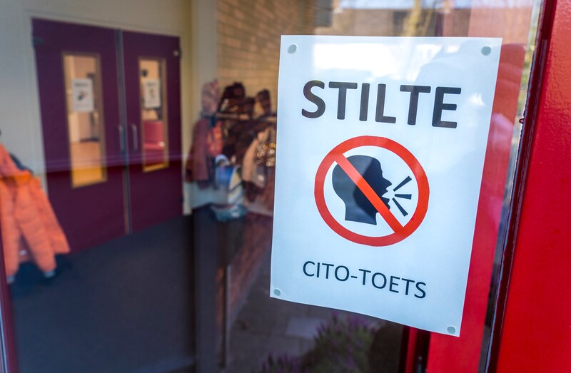 Leerlingen van een dorpsschool (Leiderdorp) buigen zich over de CITO-toets.