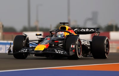 Max Verstappen begint voortvarend aan enige training in Qatar, beide McLarens overtuigen nog niet