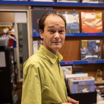 Remco (53), eigenaar van platenzaak Wil’m, plots overleden: ‘Hij was volledig één met muziek’