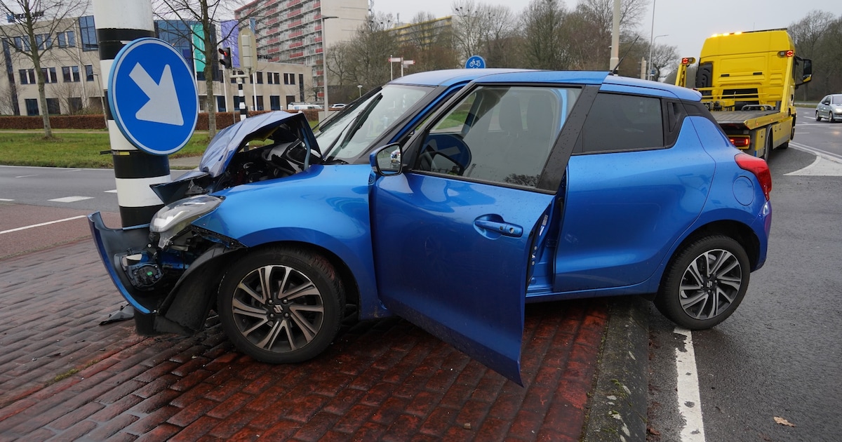 Autobestuurder gewond na botsing tegen verkeerslicht Groningerstraat Assen