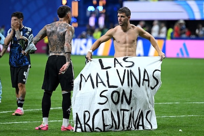 Jude Bellingham deelt tik uit en Argentijnen tonen verboden spandoek: ook dit gebeurde op het WK