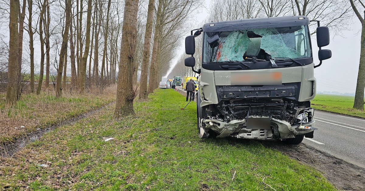 Zwaargewonde bij frontale botsing op de N214 in Wijngaarden, weg volledig afgesloten