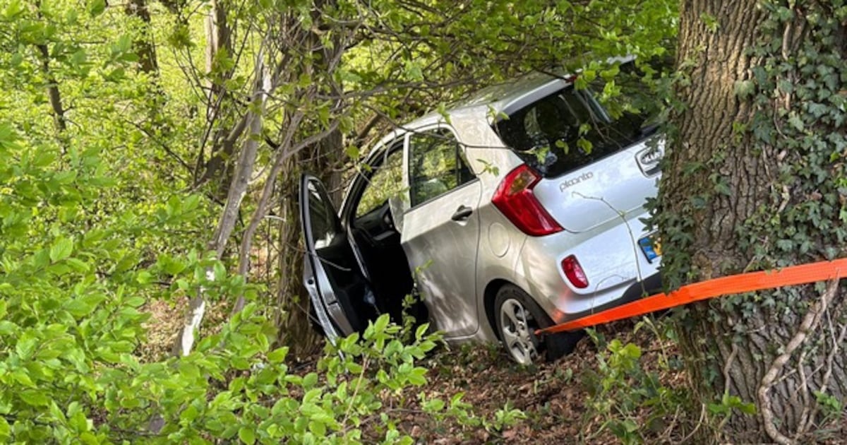 Auto belandt tussen de bomen langs de Rugweg in Vijlen
