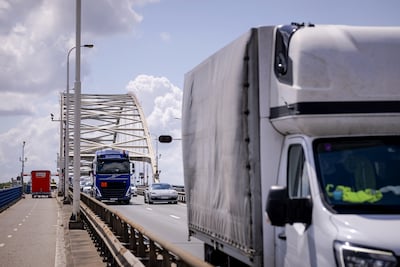 Nog zo’n 2700 trucks per dag over Merwedebrug, maar alleen Nederlandse chauffeurs krijgen boete