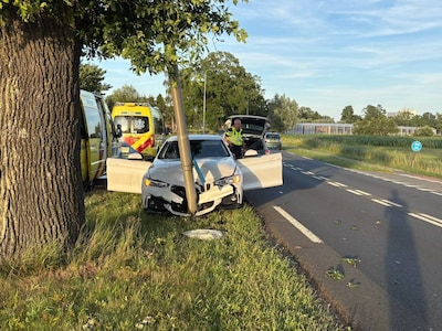 Auto knalt tegen lantaarnpaal op N344 bij Beemte Broekland