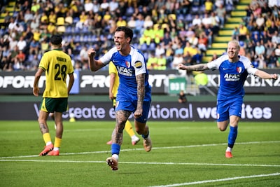 Koploper AZ boekt dankzij Jizz Hornkamp zege op tiental Fortuna Sittard