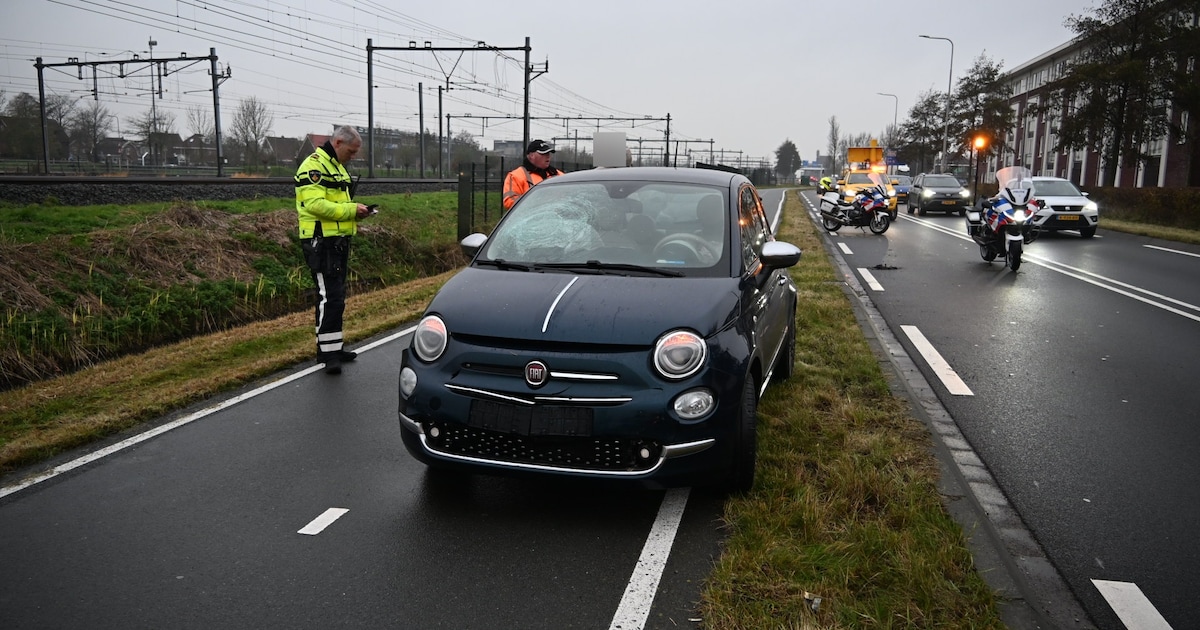 Kop-staartbotsing tussen drie auto's op de N203 bij Uitgeest