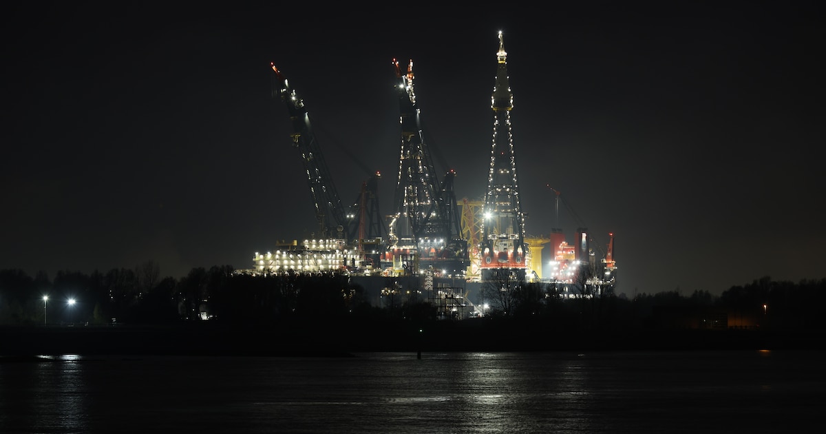 Gigantische kraanschepen Sleipnir en Thialf sieren het uitzicht: ‘Las Vegas op z’n Maassluis’