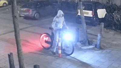Fietser in Hengelo is gek op rood-witte afzetpalen: even stoppen, uit de grond trekken en weg is hij