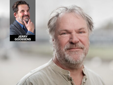 Jerry ziet hoe Utrechtse Hans Spekman (PvdA) een ijspriem tussen de schouders krijgt van de Volkskrant