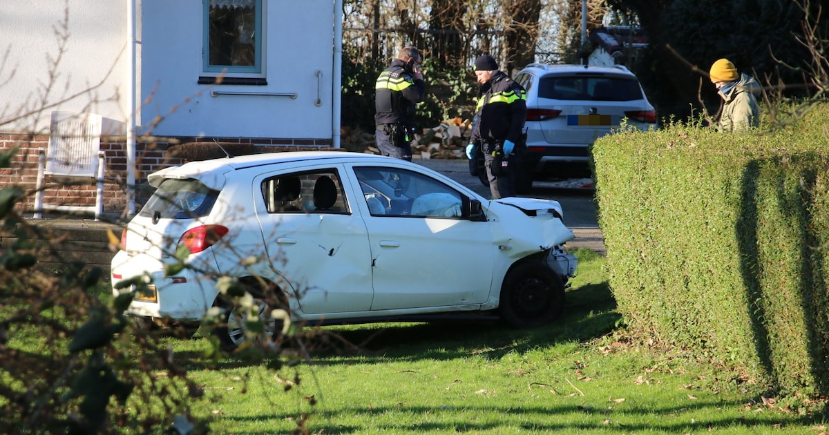 Automobilist onder invloed rijdt tuin in in Moerkapelle