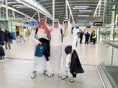 Gespot: deze jongens dragen een opvallende carnavalsoutfit: ‘We hopen dat we Maastricht inkomen’