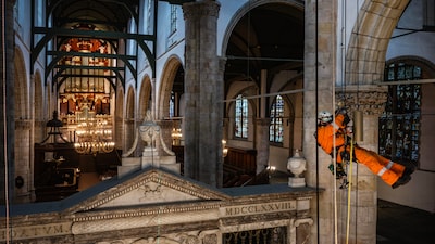 Alpinisten op grote hoogte aan het werk in de Sint-Janskerk
