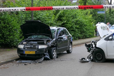 Auto’s botsen tegen elkaar in Enschede, twee personen gewond