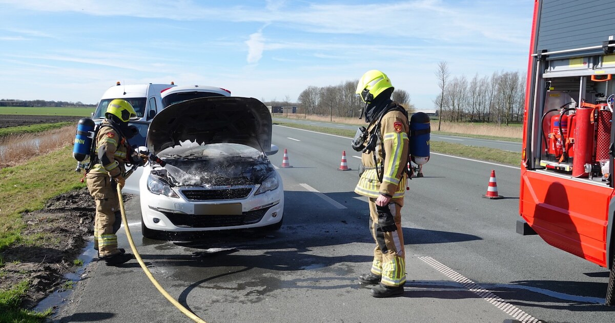 Auto vliegt tijdens het rijden in brand bij Avenhorn