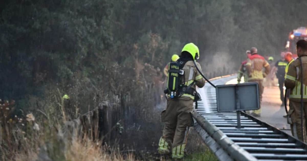 Brand in berm langs A73 in Reuver