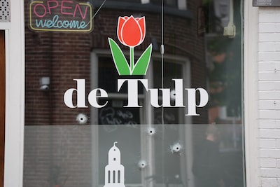 Coffeeshop in Zwolle beschoten: vijf kogelgaten in gevelraam