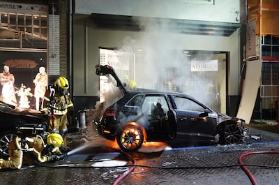 Auto brandt af in Zaltbommel, politie onderzoekt verband met eerdere explosie