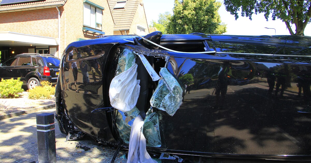 Eén persoon gewond na botsing tussen twee auto's in Nederweert